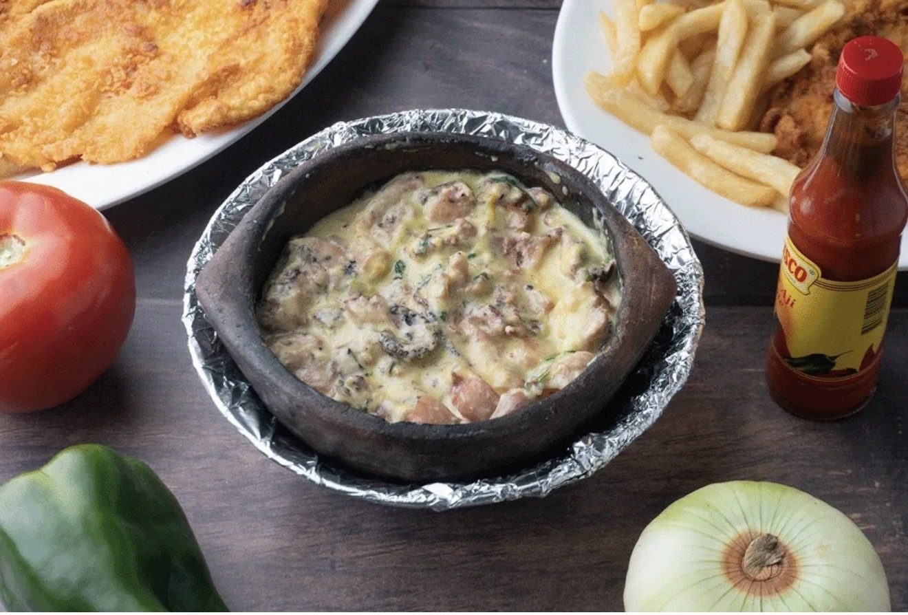 Cazuela de mariscos en pocillo de barro