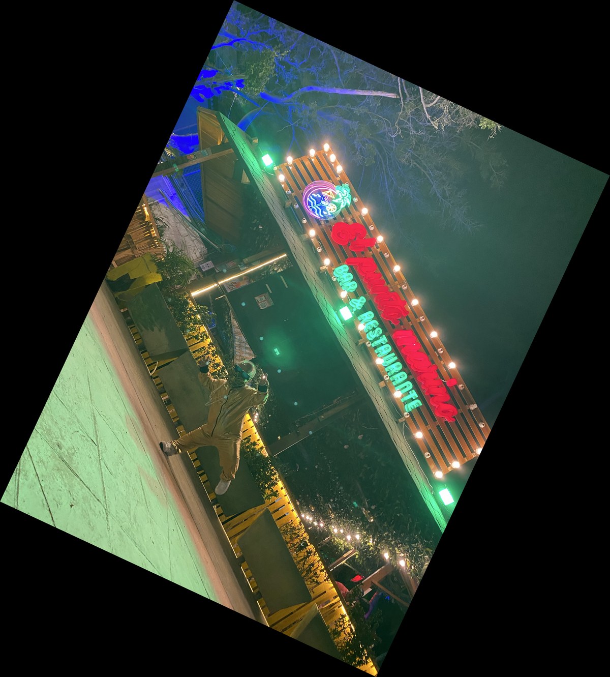 Fachada iluminada de noche