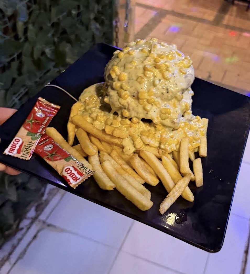 Salchipapa con salsa